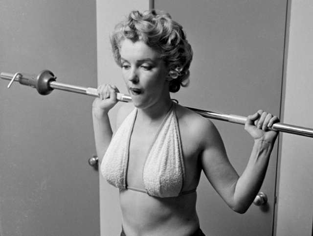 http://americandigest.org/mt-/american_studies/a_marilyn-monroe-philippe-halsman-lifting-weights-19521.jpg