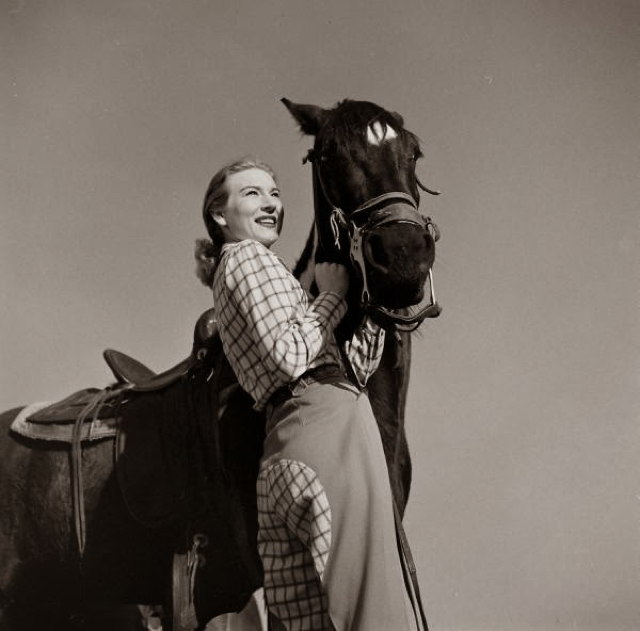 american_cowgirls_of_the_1940_s__12_.jpg