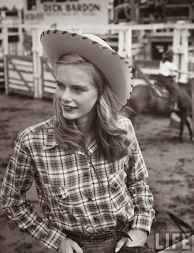 american_cowgirls_of_the_1940_s__1_.jpg