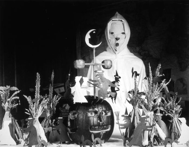 halloween-100-years-ago-moon_28099_600x450.jpg