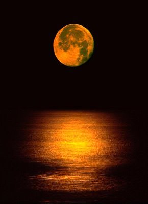 FullMoon_Orange_OverSea.jpg