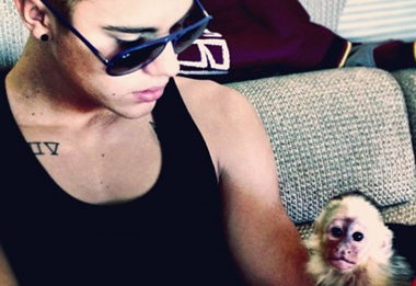 justin-bieber-and-his-monkey-in-better-times.jpg