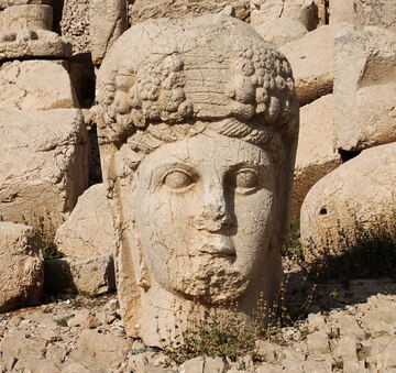 http://americandigest.org/sidelines/2011/10/mount%20nemrut%20dagi%2010.jpg