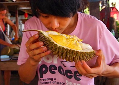 zhi-vooi-chang-smelling-durian.jpg